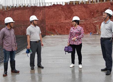 韋桂華、周善學(xué)到龍嶺大道三期項(xiàng)目調(diào)研