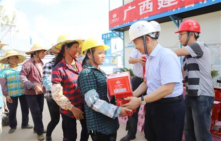 集團(tuán)公司黨委委員、副總經(jīng)理侯立林到公司施工一線送清涼