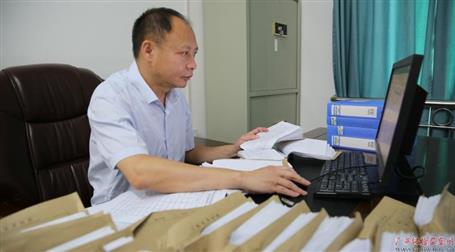 初心不改　本色不褪——記廣西勤廉榜樣、河池市紀委副書記、監(jiān)委副主任黃振林