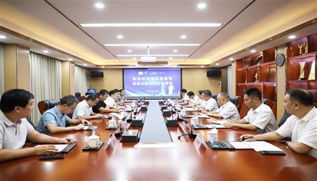覃振華與鹿寨縣委副書記、縣長楊毅舉行工作會談